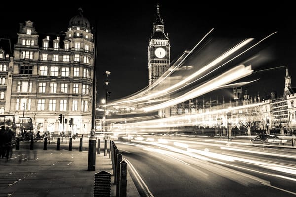 Обои Big Ben, London, черно-белое, люди, дорога, выдержка, архитектура, освещение, Биг-Бен, машины, улица, ночь, Great Britain, Лондон, свет, здания, город, Англия, Великобритания, England