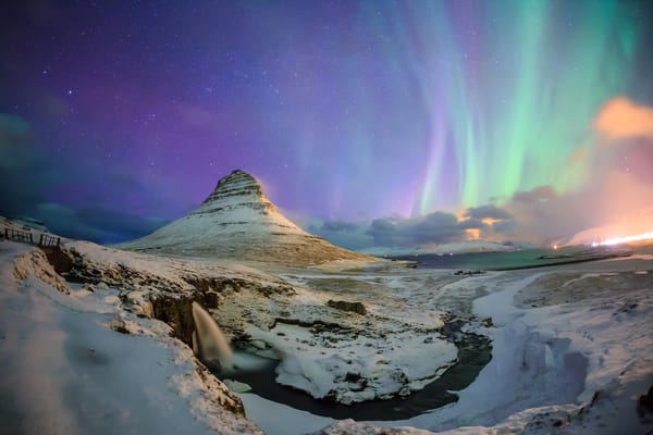 Обои северное сияние, водопад, ручей, ночь, зима, гора, небо, Kirkjufell, снег, Исландия, звезды