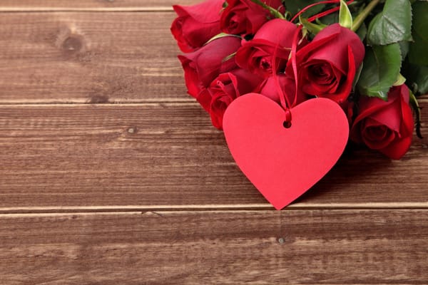 Обои красные розы, roses, gift, romantic, heart, valentine`s day, red, wood, love
