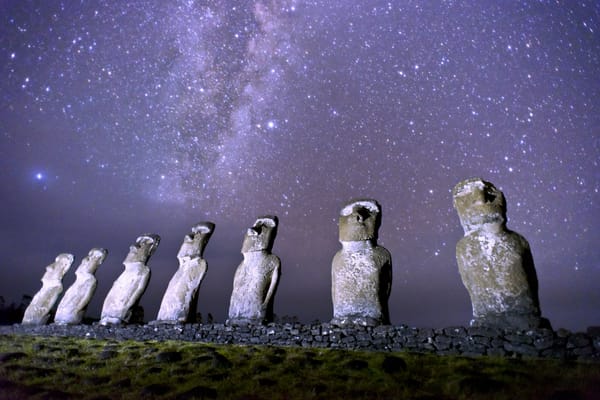 Обои The Ancients, Магелановы облака, звезды, статуи Моаи, млечный путь, Осторв Пасхи, Рапа-Нуи, ночь