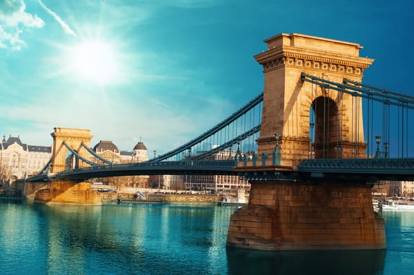 Обои лето, размытость, Цепной мост Сечени, солнце ясный день, Budapest, my planet, подвесной мост, , красивый вид, соединяет две части Будапешта Буду и Пешт, Hungary, боке, город, Венгрия, travel, река Дунай