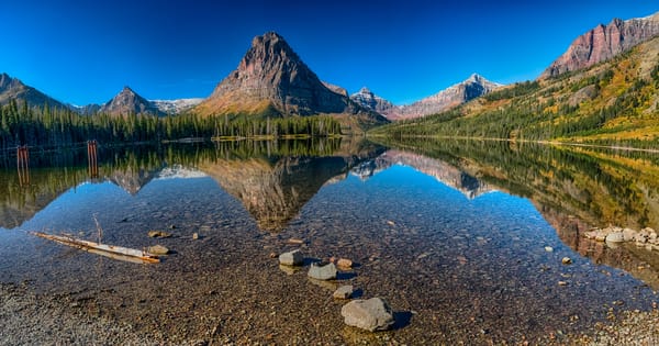 Обои США, озеро, небо, отражение, скалы, Medecine Lake, Glacier National Park, лес, солнце, горы, вода, камни, деревья