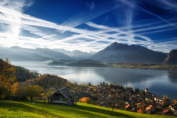 Обои Bernese Alps, горы, Switzerland, Interlaken, Швейцария, Тунское озеро, облака, озеро, осень, Bernese Oberland, Бернские Альпы, Интерлакен, Lake Thun, Бернский Оберланд, Canton of Bern, деревня