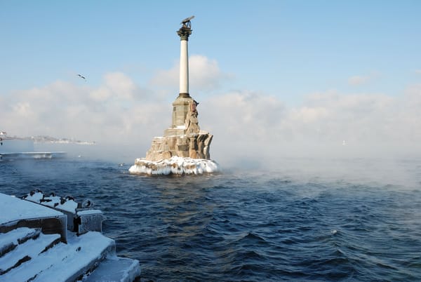 Обои Севастополь, набережная, Чёрное море, зима, туман, вода, облака, снег, свежесть, город, Россия, Крым, памятник затопленным кораблям, герой