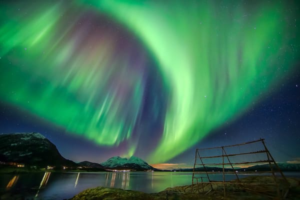 Обои Aurora Borealis, горы, небо, звезды, ночь, северное сияние