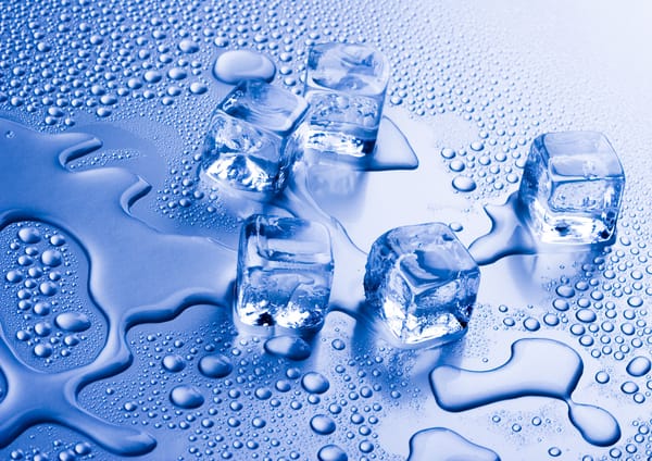 Обои water, кубик льда, вода, ice cube