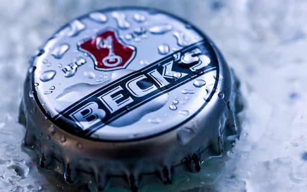 Обои becks, wet, bottle cap, metal