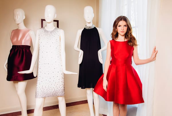 Обои Anna Kendrick, наряды, красное платье, манекены, дома