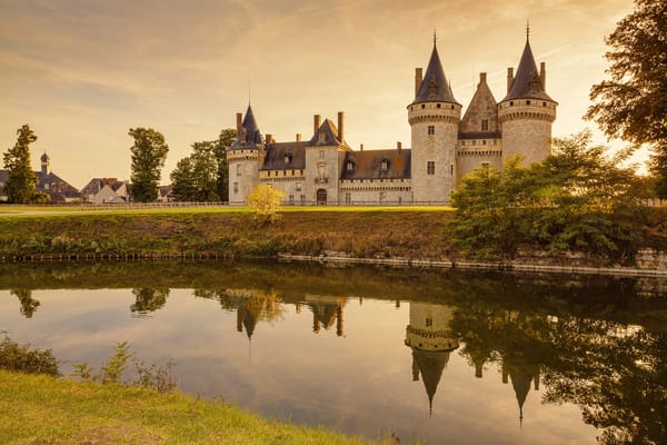 Обои небо, замок, Chaumont Castle, дома, деревья, река, солнце, отражение, Франция, вода