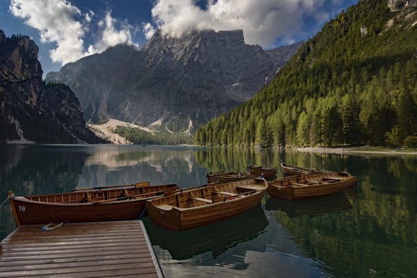 Обои лес, Lake Braies, лодки, Pragser Wildsee, Italy, Южный Тироль, Доломитовые Альпы, горы, Прагсер Вильдсеэ, Озеро Брайес, South Tyrol, Италия, озеро, Dolomites, пристань