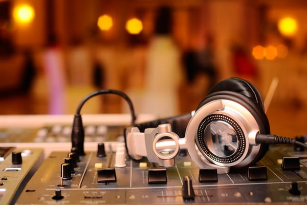 Обои hi-tech, headphones, party, music, микшер, dj, звук, technology, боке, усилитель, музыка, наушники, макро, пульт, диджей, размытость