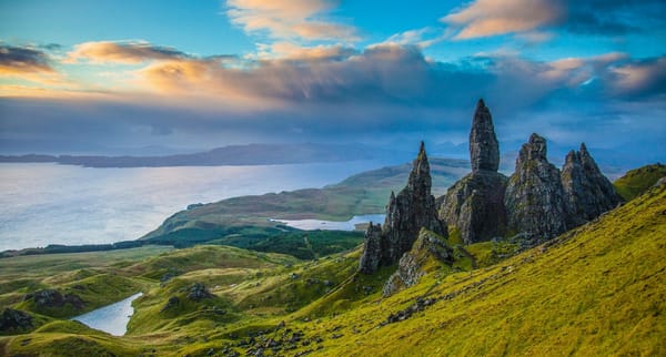Обои Old Man of Storr, долина, Шотландия, Isle of Skye, скалы, озёра, остров Скай, Scotland, панорама, Скала Олд-Мен-оф-Сторр