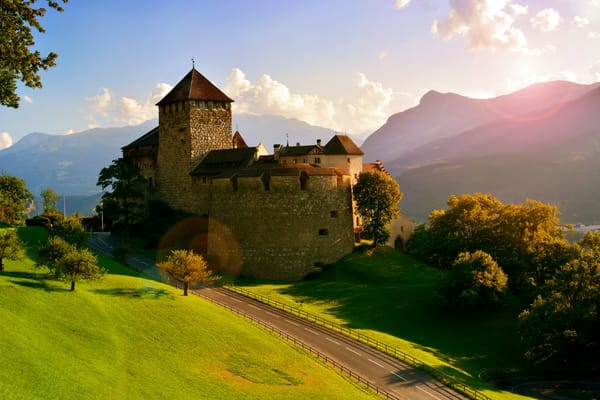 Обои Vaduz Castle, замок, горы, Лихтенштейн, Alps, Vaduz, Замок Вадуц, Liechtenstein, Вадуц, дорога, деревья, Альпы