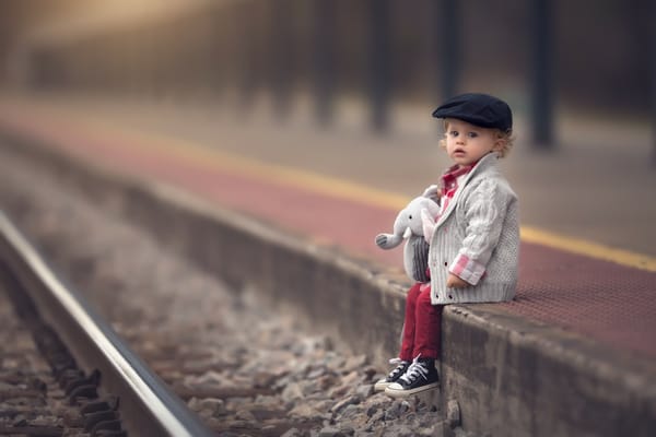Обои Мальчик со слоном у железной дороги