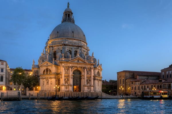 Обои italy, canal grande, санта-мария делла салюте, венеция, Basilica di santa maria della salute, venice, собор, гондолы, фонари, гранд-канал