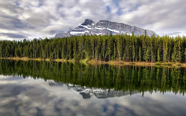 Обои Johnson lake, mt rundle, canada