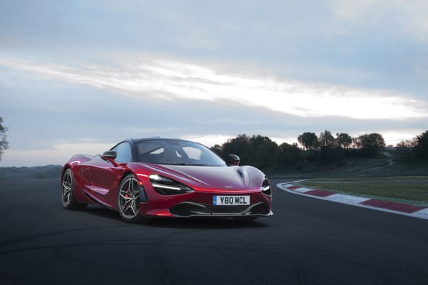 Обои Красный спортивный автомобиль McLaren 720S,2017