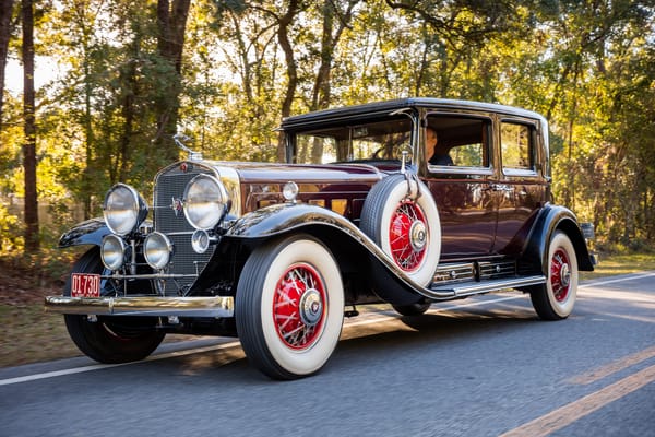 Обои Стильный ретро автомобиль Cadillac V16 бордового цвета