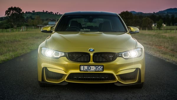 Обои Автомобиль BMW M3,2018 с включенными фарами