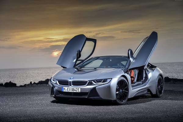 Обои Стильный автомобиль BMW i8 Roadster,2018 с открытыми дверями