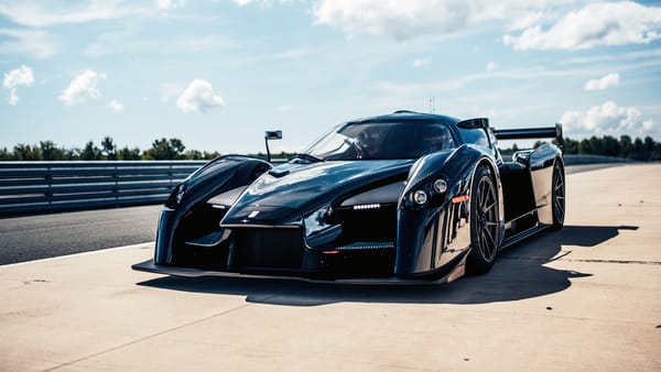 Обои Черный быстрый спортивный автомобиль SCG 003CS на фоне голубого неба