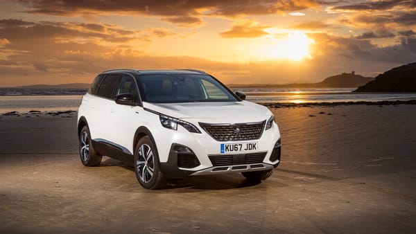 Обои Белый внедорожник Peugeot 5008 GT Line,2017 на фоне заката
