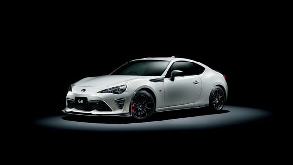 Обои Белый спортивный автомобиль Toyota 86 GR на черном фоне