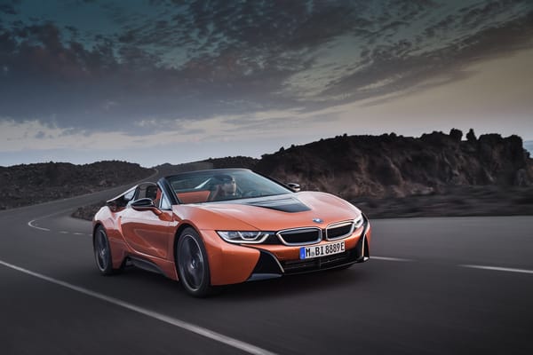 Обои Спортивный автомобиль BMW i8 Roadster,2018 на трассе