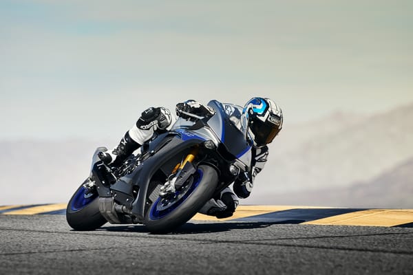 Обои Мотогонщик на трассе на мотоцикле Yamaha YZF-R1M,2018