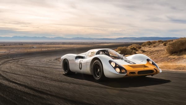 Обои Гоночный автомобиль Porsche 908 на трассе