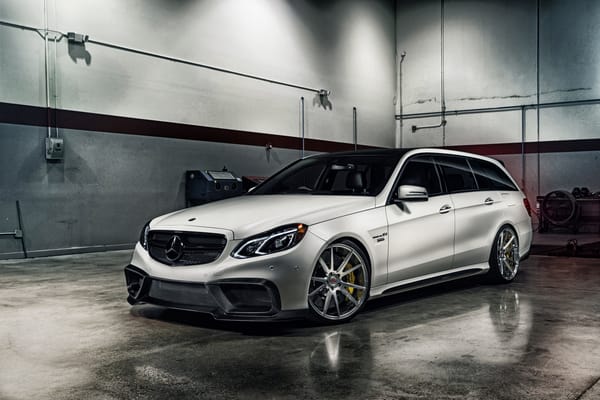 Обои Автомобиль Mercedes-Benz E-Class в гараже