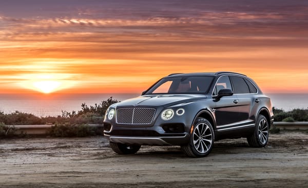 Обои Черный стильный стильный автомобиль Bentley на фоне заката