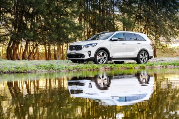 Обои Белый внедорожник Kia Sorento у воды