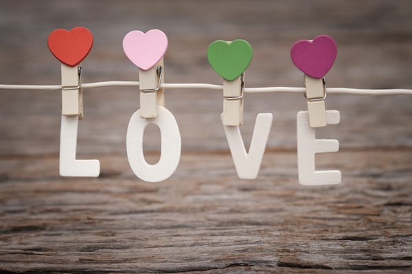 Обои Буквы LOVE на прищепках на веревке