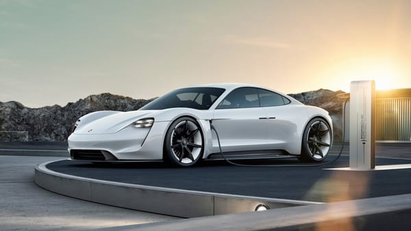 Обои Белый спортивный автомобиль Porsche Mission E Concept