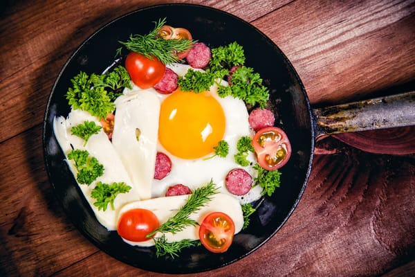 Обои Яичница с колбасой,сыром, помидорами и зеленью на сковороде