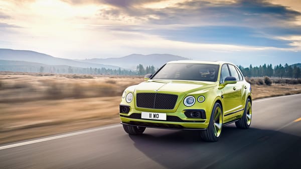 Обои Автомобиль Bentley Bentayga Pikes Peak, 2018 года на трассе