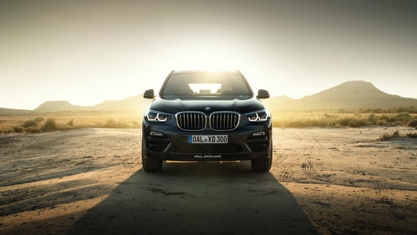 Обои Черный стильный автомобиль BMW Alpina XD3 Allrad,2018 на фоне солнца