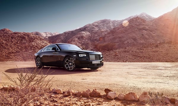 Обои Стильный автомобиль Rolls Royce Wraith Black Badge на фоне гор