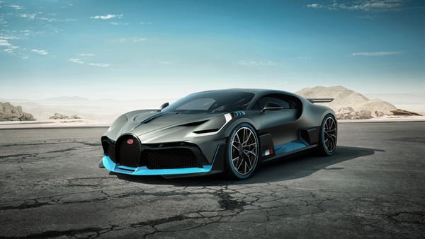 Обои Суперкар Bugatti Divo,2019 года на фоне голубого неба