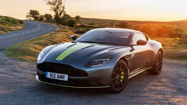 Обои Серебристый автомобиль Aston Martin DB11,2018