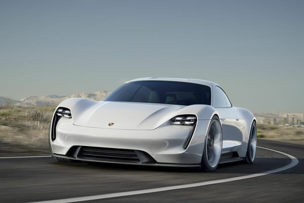 Обои Дорогой белый автомобиль Porsche Taycan 2019