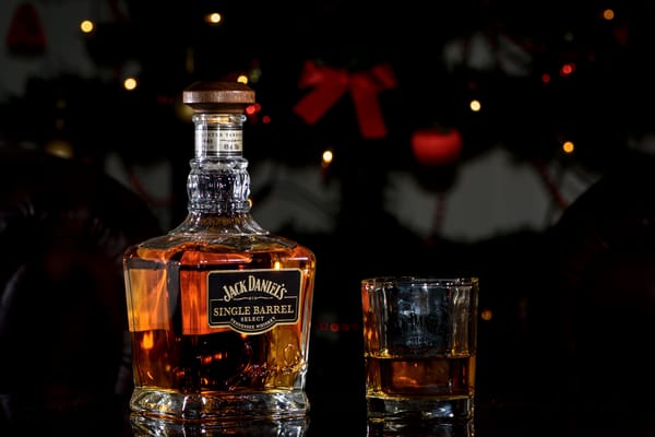 Обои Бутылка виски Jack Daniels с рюмкой