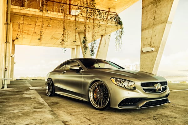 Обои Серебристый автомобиль Mercedes-Benz S-Class