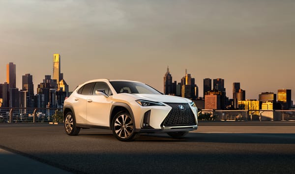 Обои Белый внедорожник Lexus UX,2019 на фоне города