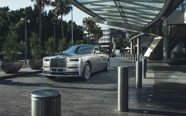 Обои Серебристый стильный Rolls Royce Phantom 2018