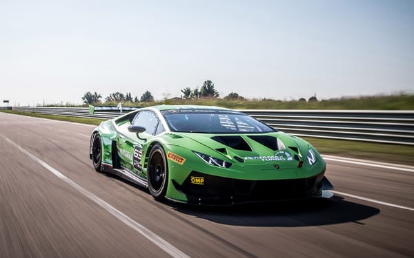 Обои Спортивный автомобиль Lamborghini Huracan GT3 EVO 2019 года на трассе