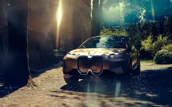 Обои Внедорожник BMW Vision iNEXT едет по лесу