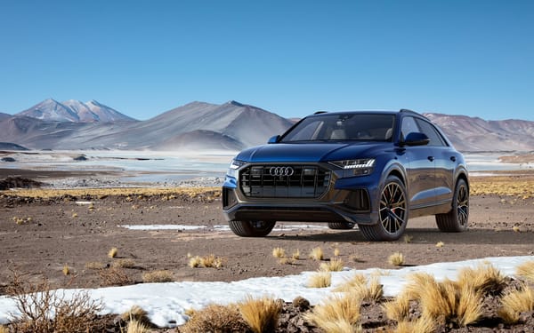 Обои Черный автомобиль Audi Q8 Quattro,2018 года на фоне гор