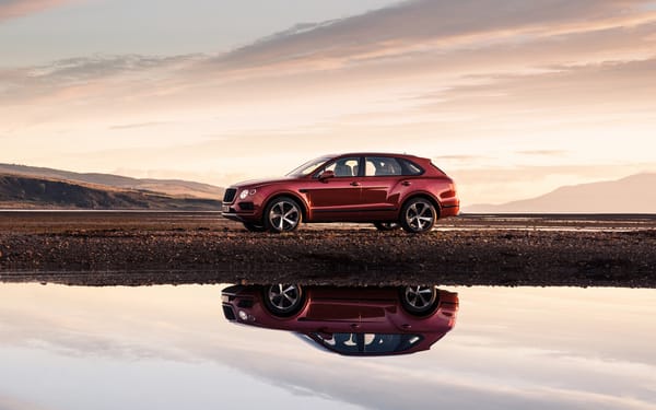 Обои Бордовый автомобиль Bentley Bentayga,2018 года отражается в воде